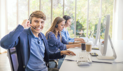 Mitarbeiter Call Center mit Headset/GO Europe