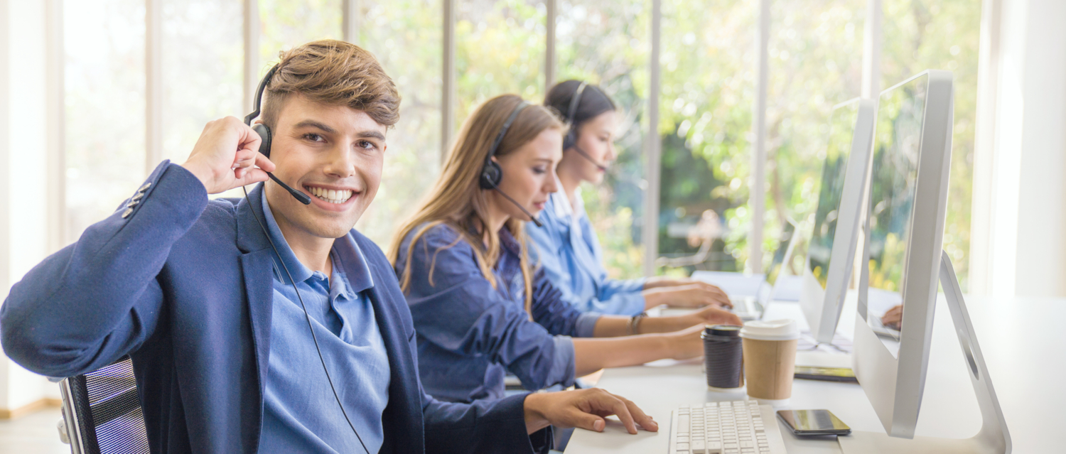 Mitarbeiter Call Center mit Headset/GO Europe
